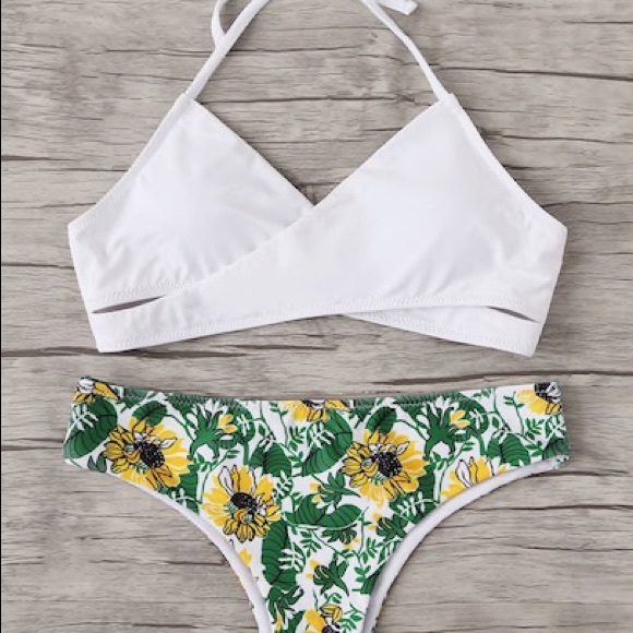 Halter Top with low Rise bikini - Picture 4 of 7